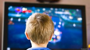 niño jugando ordenador